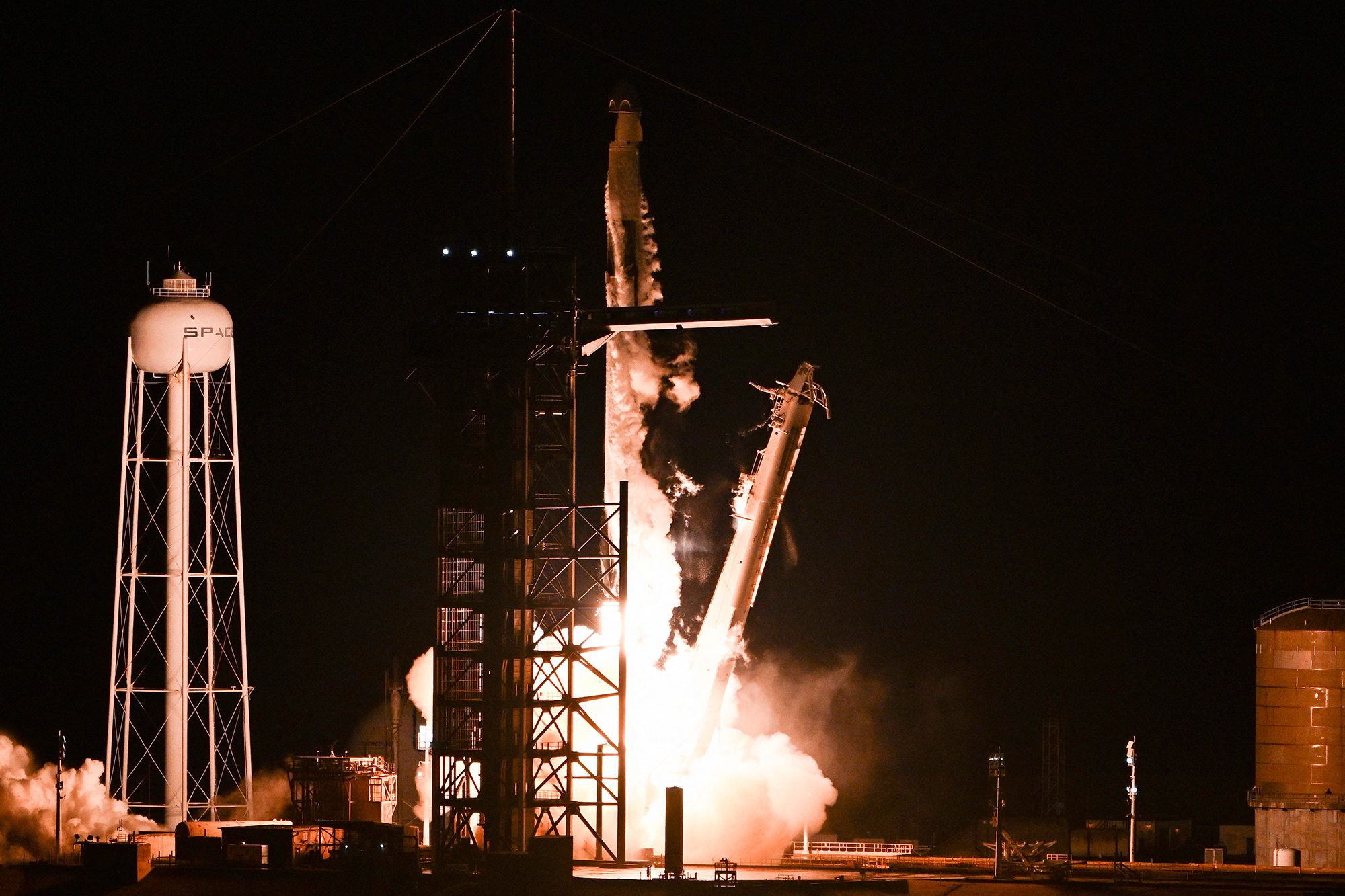 Start der Falcon-9-Rakete vom Weltraumbahnhof Cape Canaveral