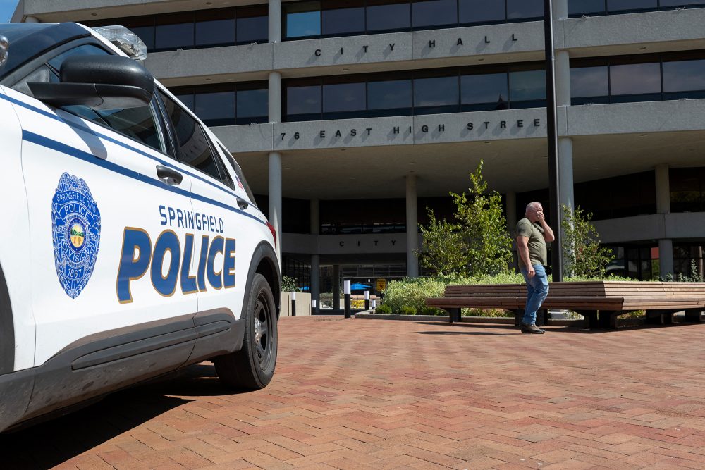 Vor dem Rathaus des US-Städtchens Springfield parkt ein Polizeifahrzeug