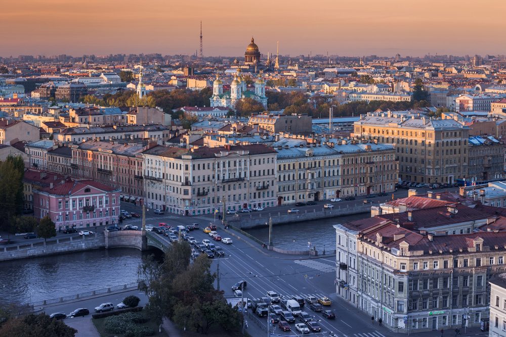 Luftaufnahme mit Blick auf die Skyline der russischen Stadt St. Petersburg