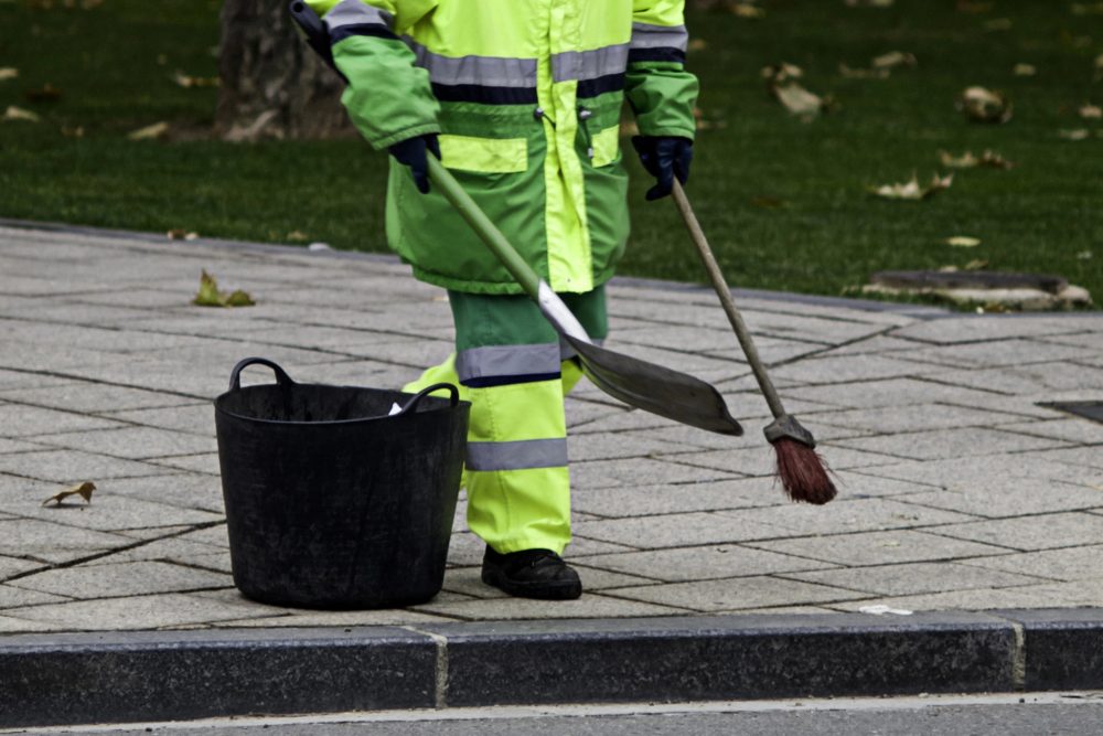 Arbeiter fegt die Straße