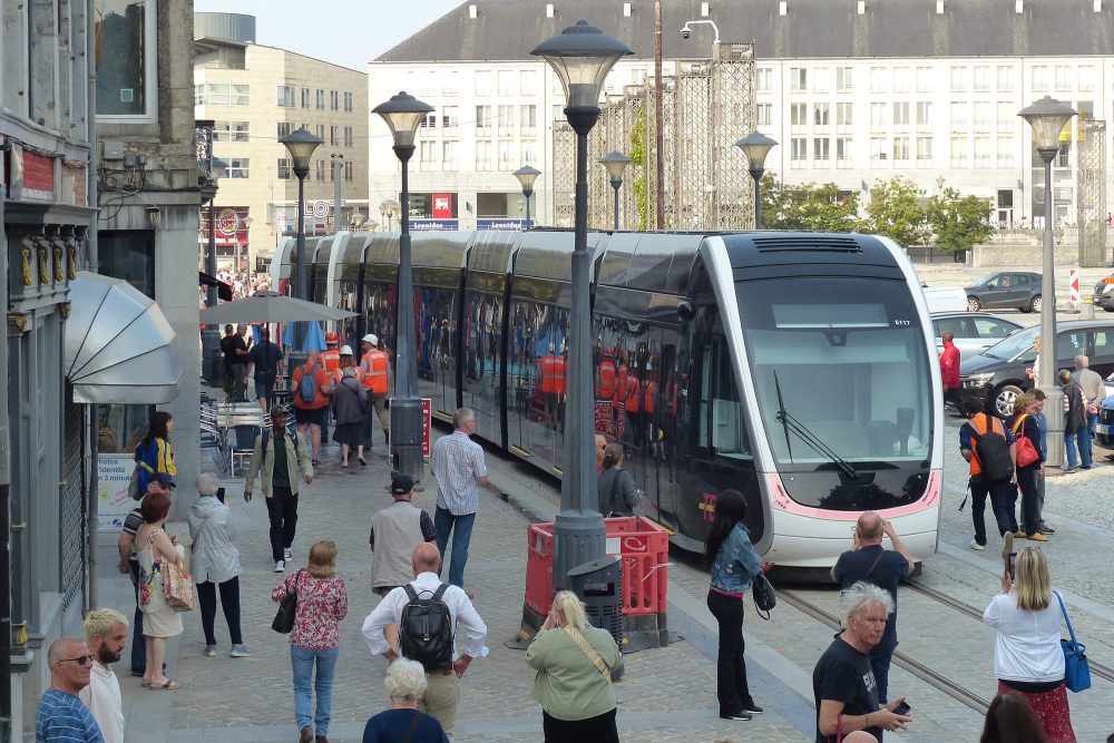 Ankunft der Straßenbahn bei der ersten offiziellen Fahrt am 13. August 2024 vor der Violette in Lüttich