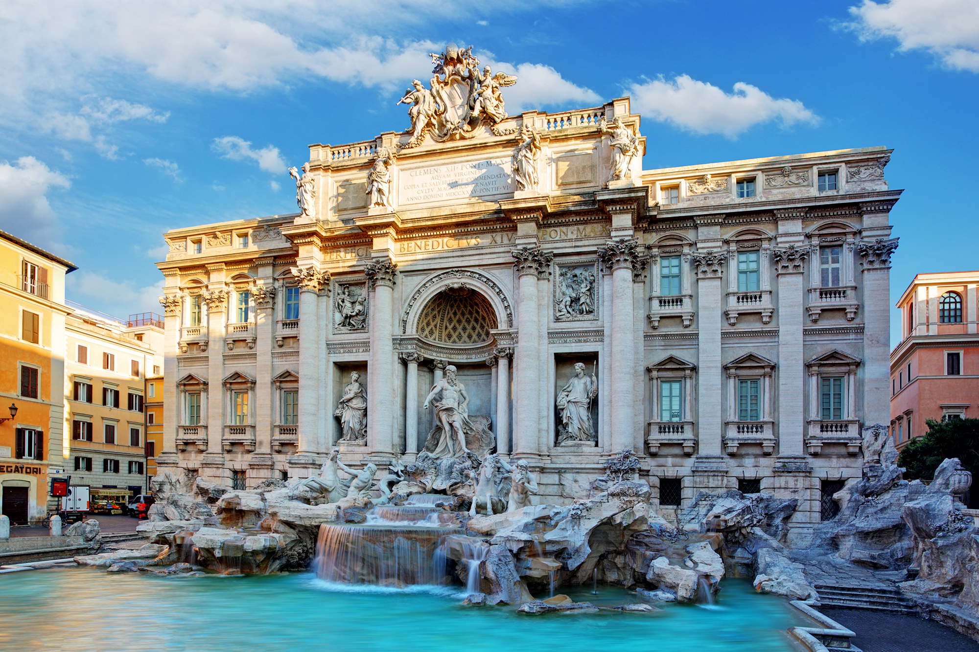 Das Foto zeigt den Trevi-Brunnen in Rom