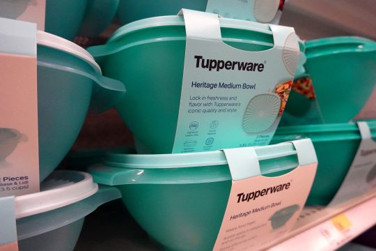 Tupperware-Dosen in einem Regal