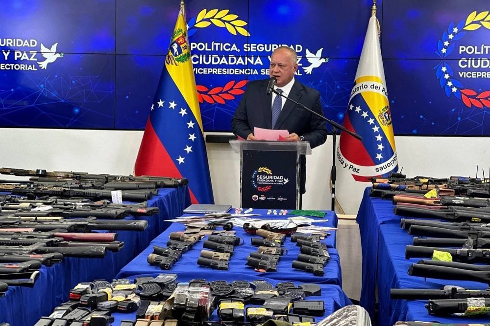 Dieses vom Innen- und Justizministerium Venezuelas veröffentlichte Bild zeigt Venezuelas Innenminister Diosdado Cabello bei einer Pressekonferenz in Caracas neben beschlagnahmten Waffen, die dort ausgestellt wurden