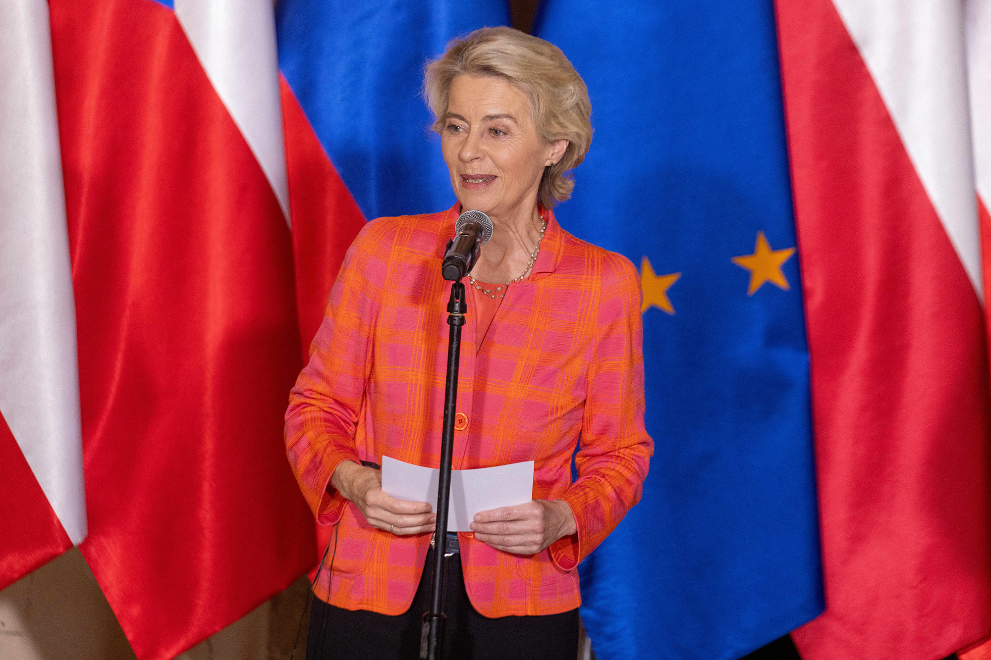 EU-Kommissionspräsidentin Ursula von der Leyen bei gibt ein Pressestatement ab während ihres Besuchs im polnischen Breslau