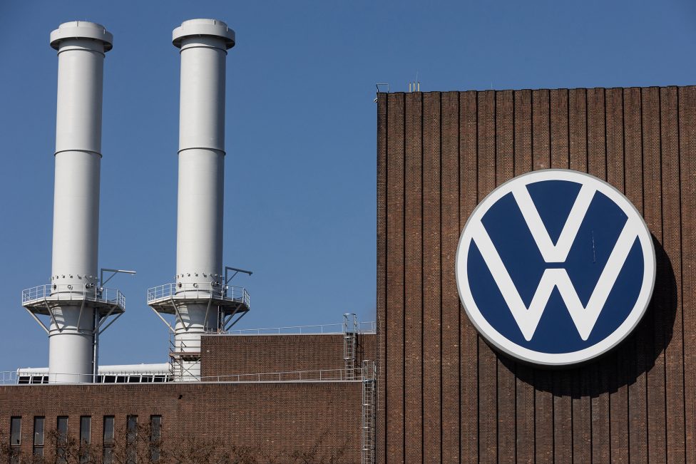 Das Logo des deutschen Automobilherstellers Volkswagen (VW) ist auf dem Hauptwerk des Konzerns in Wolfsburg zu sehen