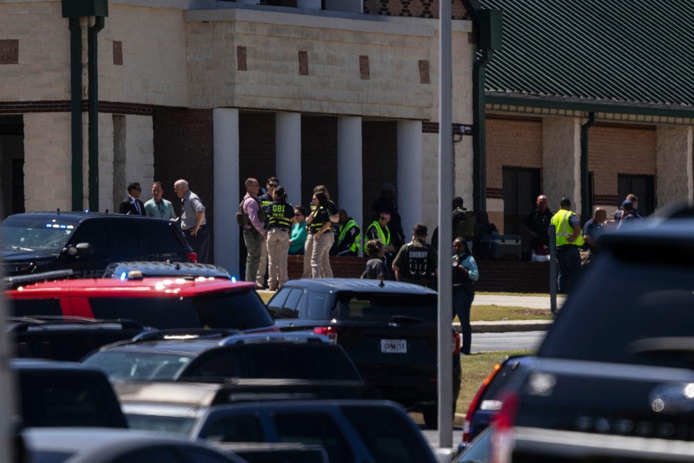 Polizeibeamte, Notärzte und Rettungsassistenten stehen vor dem Eingang der Apalachee High School in Winder im US-Bundesstaat Georgia, nachdem eine Schießerei gemeldet wurde