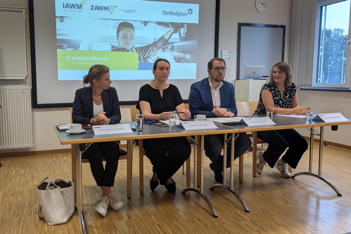 Verena Greten vom IAWM, Claudia Thissen vom ZAWM, DG-Bildungsminister Jérôme Franssen und Caroline Gerckens vom ZAWM sitzen an einem langen Tisch und informieren bei einer Pressekonferenz über die Pläne