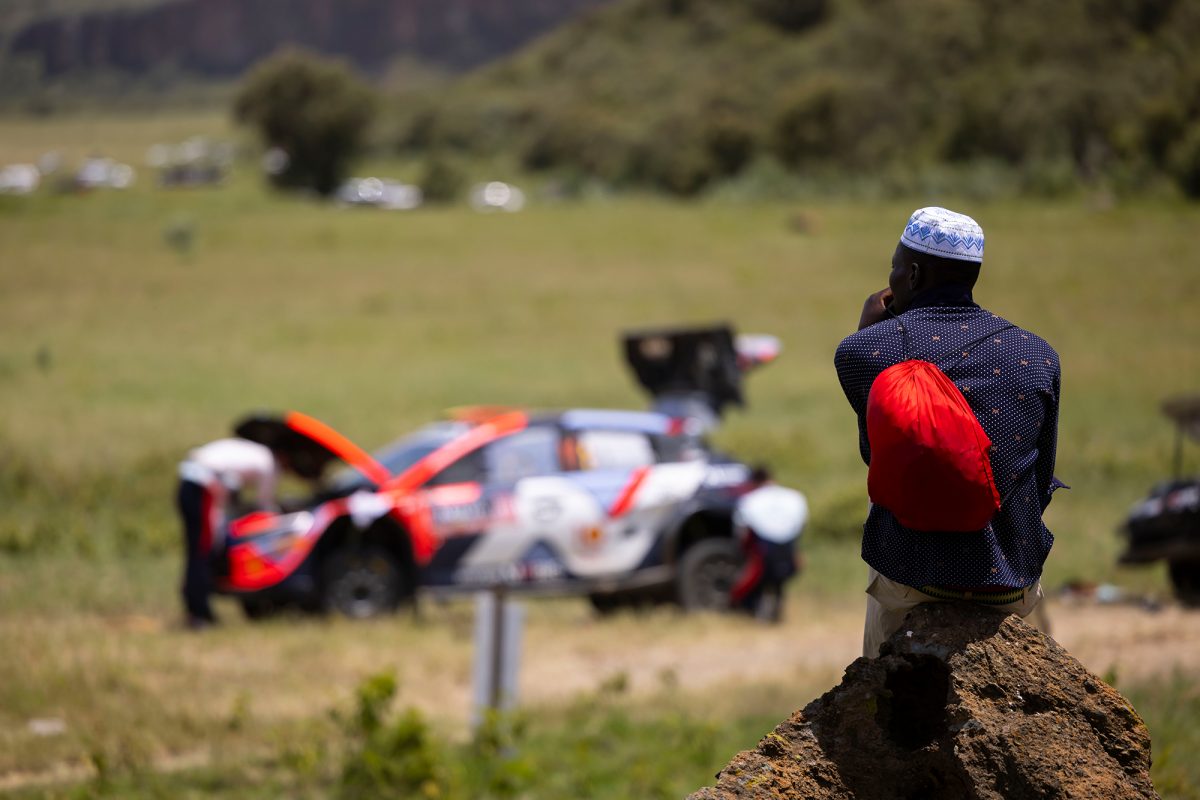 Thierry Neuville verschwindet unter der Motorhaube, ein Einwohner sieht ihm dabei zu