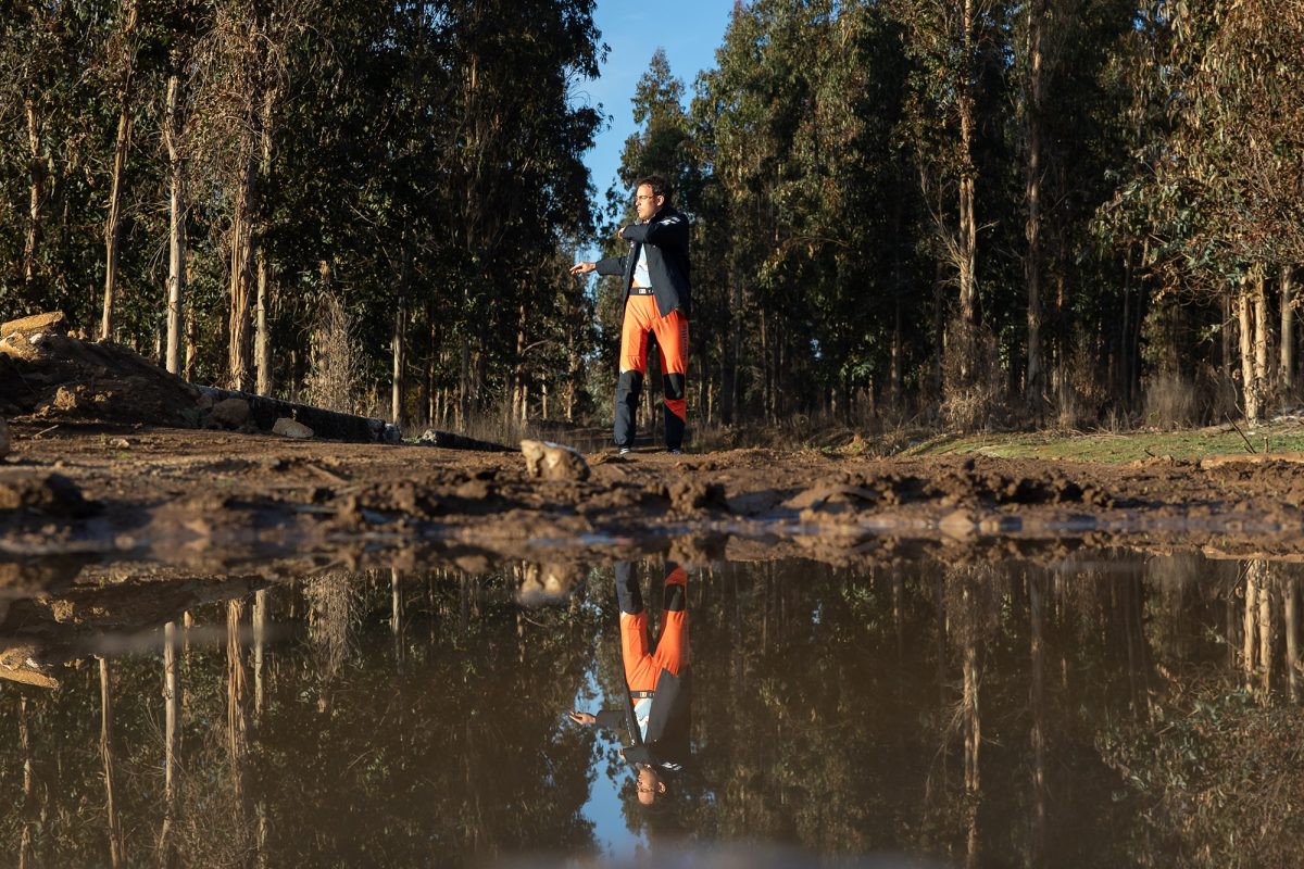 Thierry Neuville wärmt sich mit Gymnastik-Übungen auf bei der Rallye Chile