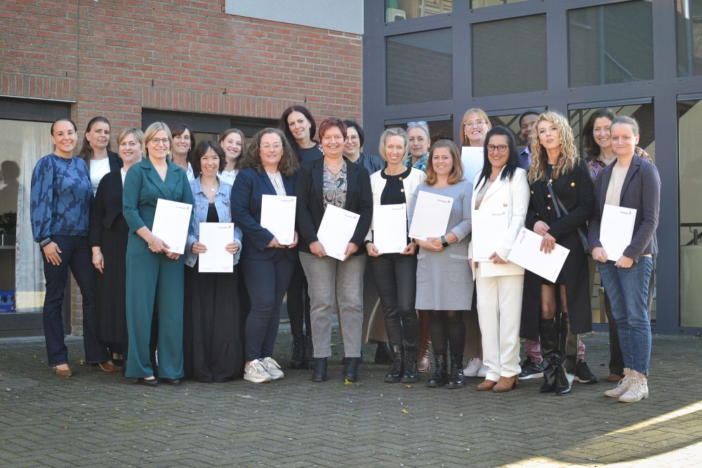 Ministerin Lydia Klinkenberg (l) mit den ersten 18 Alltagsbegleitern