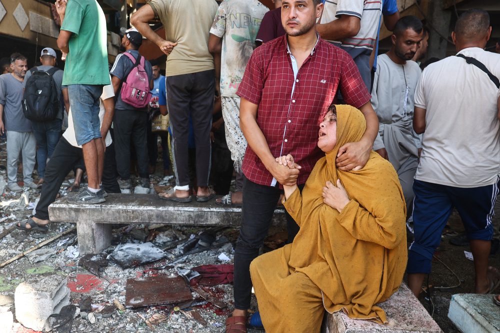 Palästinenser trauern nach einem israelischen Angriff auf eine Schule im Gazastreifen, die als Unterkunft für Vertriebene diente.