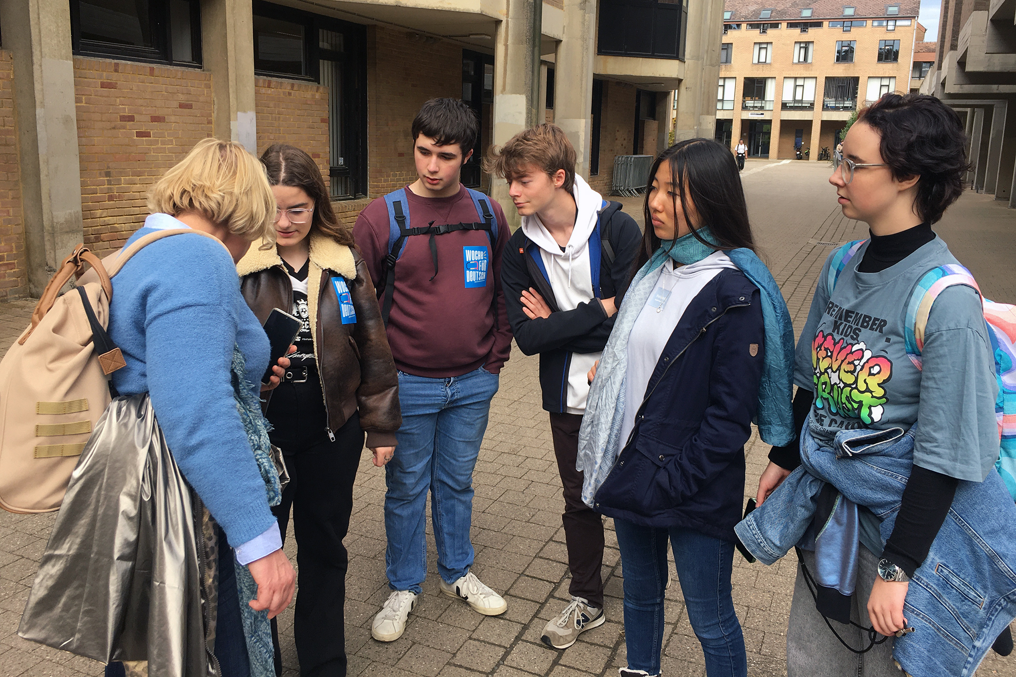 Treffen zwischen Lehrerin Stéphanie Medinger (l und den Schülern Céleste, Eloi, Raphaël, Anna und Sam während der Stadtrallye in Neu-Löwen