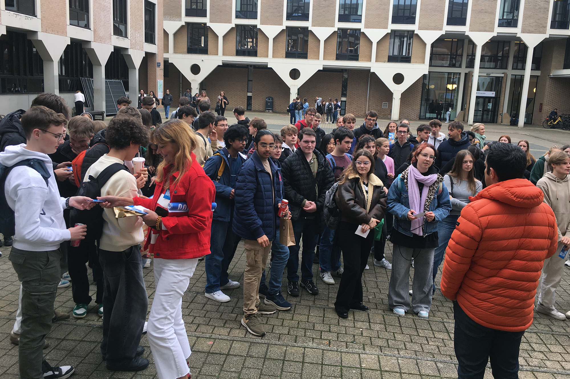 Die Schüler der Schulen aus Vielsalm, Wavre und Aarlon mit ihren Lehrern vor dem Start der Stadtrallye in Neu-Löwen