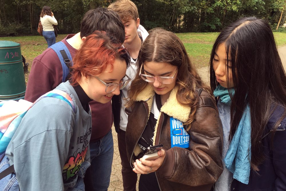 Sam, Céleste und Anna sowie Eloi und Raphaël (von links) versuchen sich bei der Stadtrallye zu orientieren