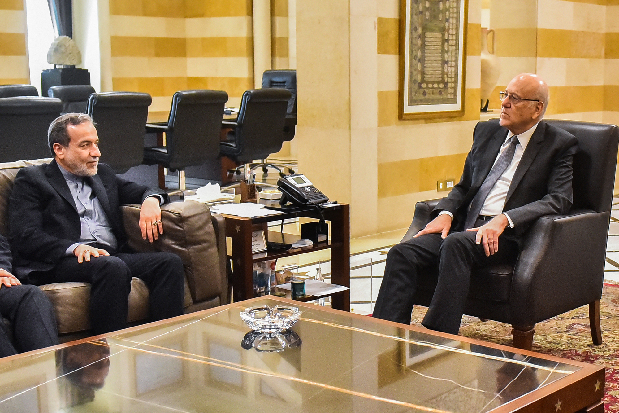 Treffen zwischen dem libanesischen Ministerpräsidenten Mikati (r.) und Irans Außenminister Araghchi