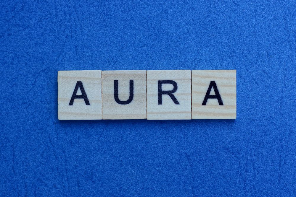 Das Jugendwort des Jahres: "Aura" in Scrabble-Buchstaben