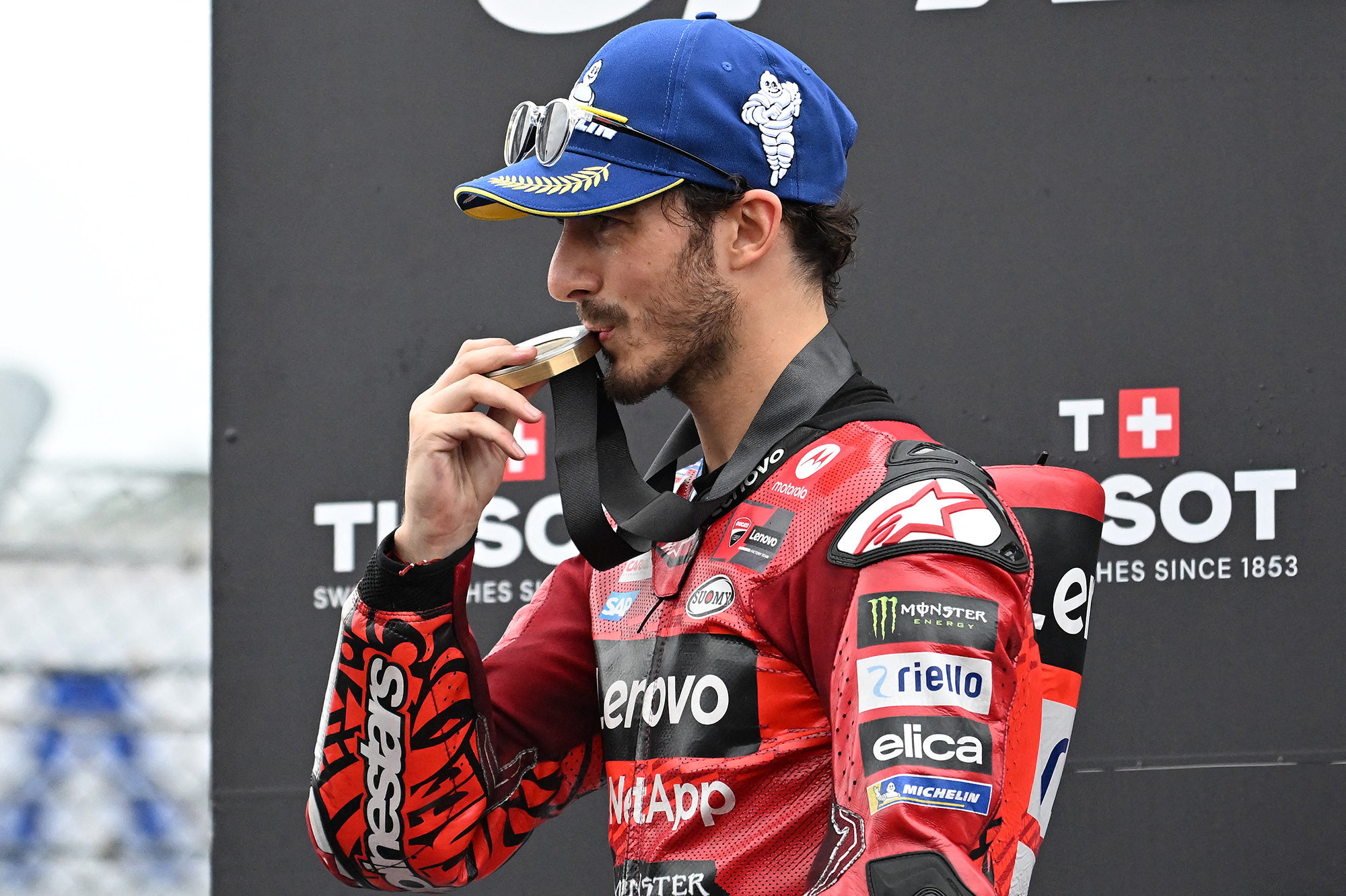 Francesco Bagnaia (Ducati Lenovo Team) küsst seine Goldmedaille