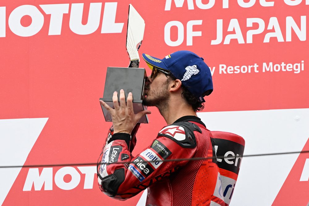 Francesco Bagnaia küsst seine Siegertrophäe auf dem Podium des MotoGP-Grand-Prix von Japan