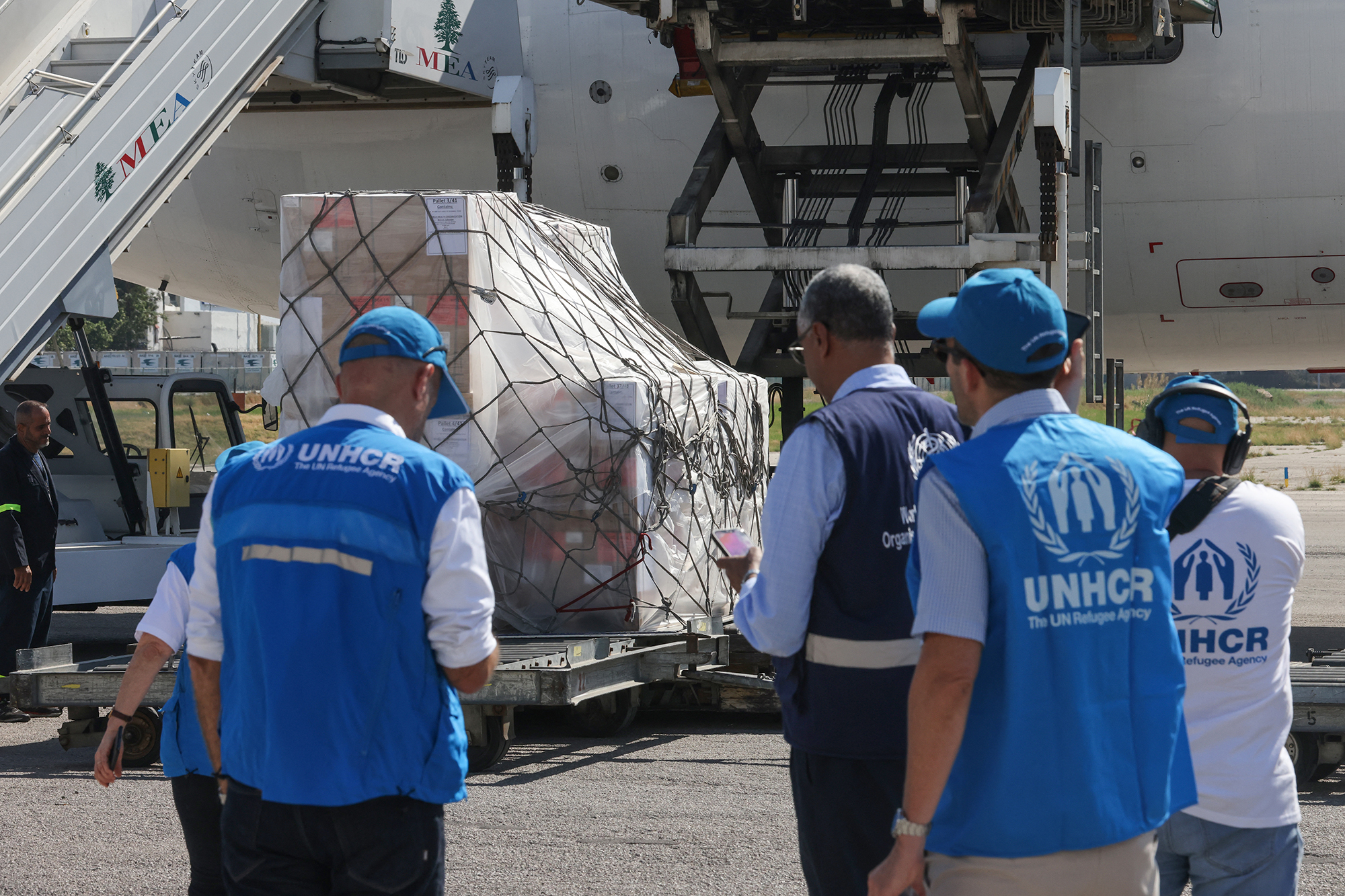 Bodenpersonal entlädt auf dem internationalen Flughafen von Beirut eine medizinische Hilfslieferung der Weltgesundheitsorganisation (WHO) und des Hohen Flüchtlingskommissars der Vereinten Nationen (UNHCR) aus einem Flugzeug