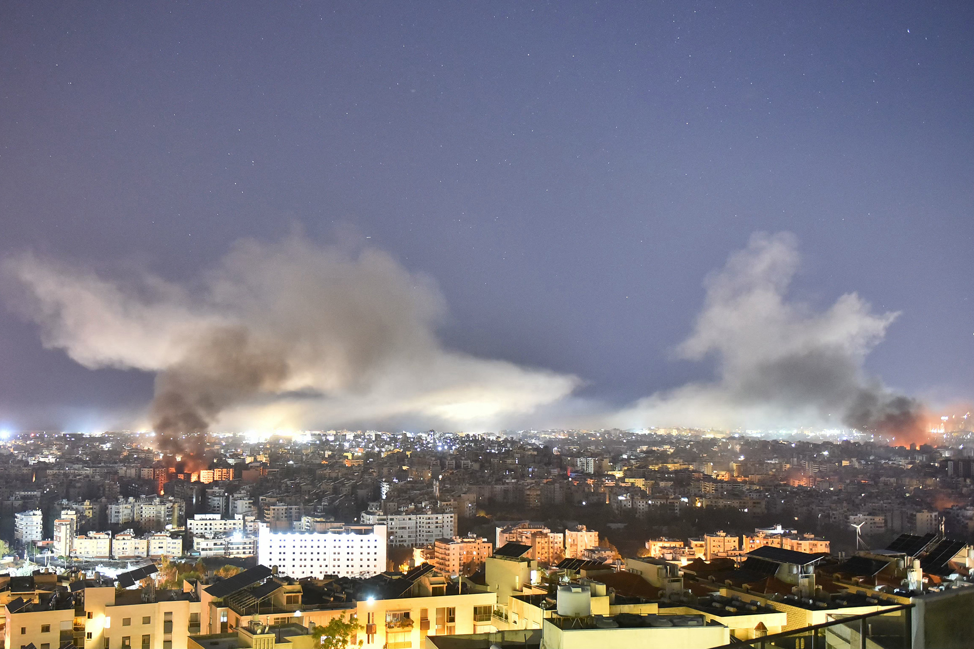 Rauch steigt auf über einem Vorort von Libanons Hauptstadt Beirut nach einem israelischen Luftangriff