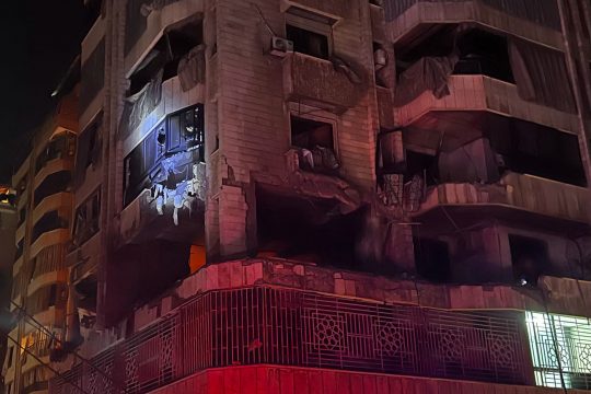 Ein durch einen israelischen Luftangriff beschädigtes Wohnhaus im Beiruter Stadtteil Bashura