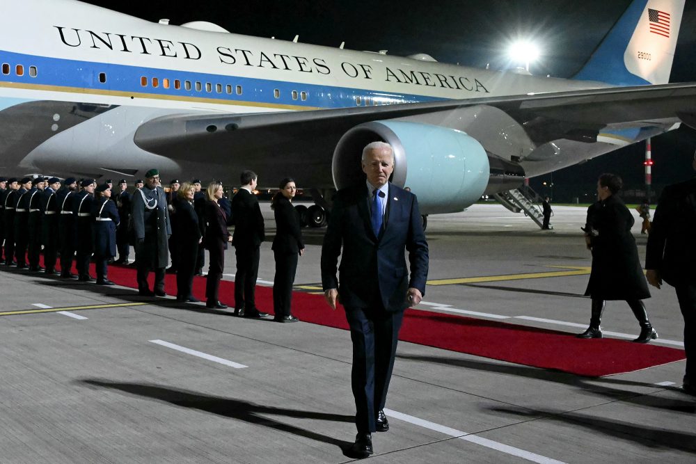 Biden bei seiner Ankunft am Flughafen Berlin-Brandenburg