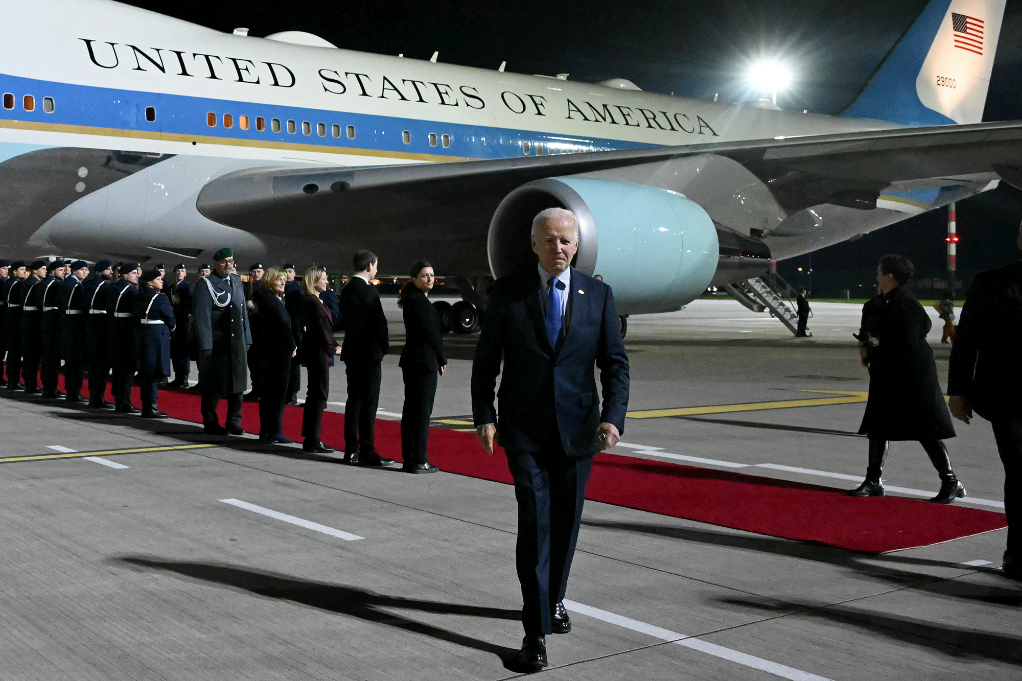 Biden bei seiner Ankunft am Flughafen Berlin-Brandenburg