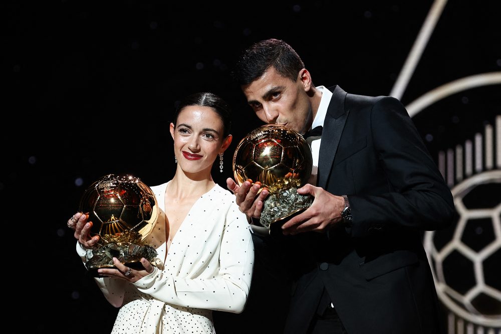 Aitana Bonmati und Rodri posieren mit dem 'Ballon D'Or'