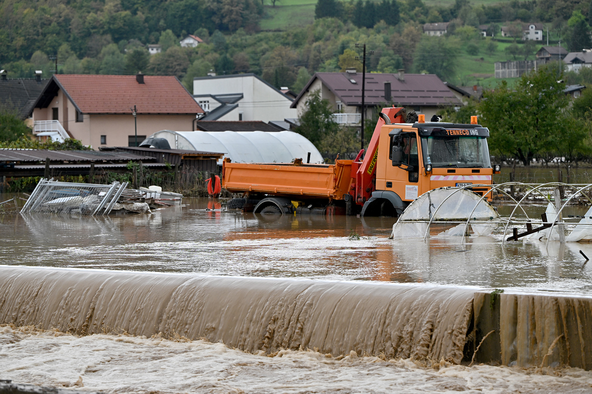 Ein Fahrzeug steht auf einer überfluteten Straße nach schweren Regenfällen in der Stadt Kiseljak, etwa zwanzig Kilometer westlich von Sarajevo