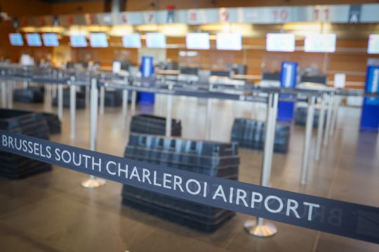 Leerer Check-In am Flughafen Charleroi