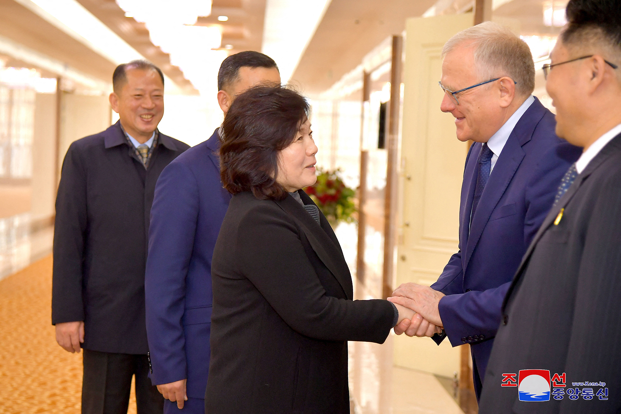 Nordkoreas Außenministerin Choe Son Hui mit dem russischen Botschafter Alexander Matsegora am Montag