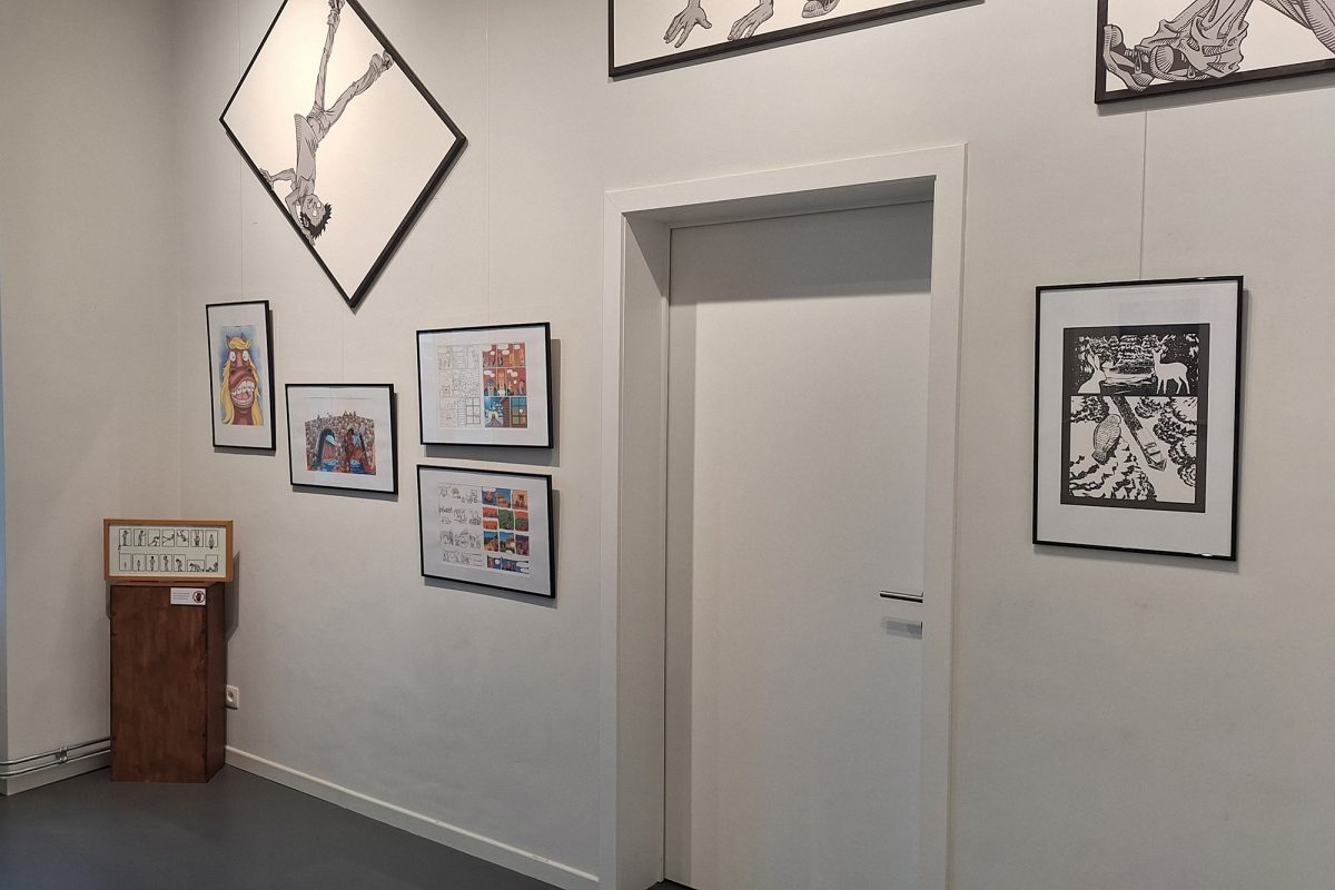 Einige der im Museum ausgestellten Comic-Bilder hängen eingerahmt an der Wand