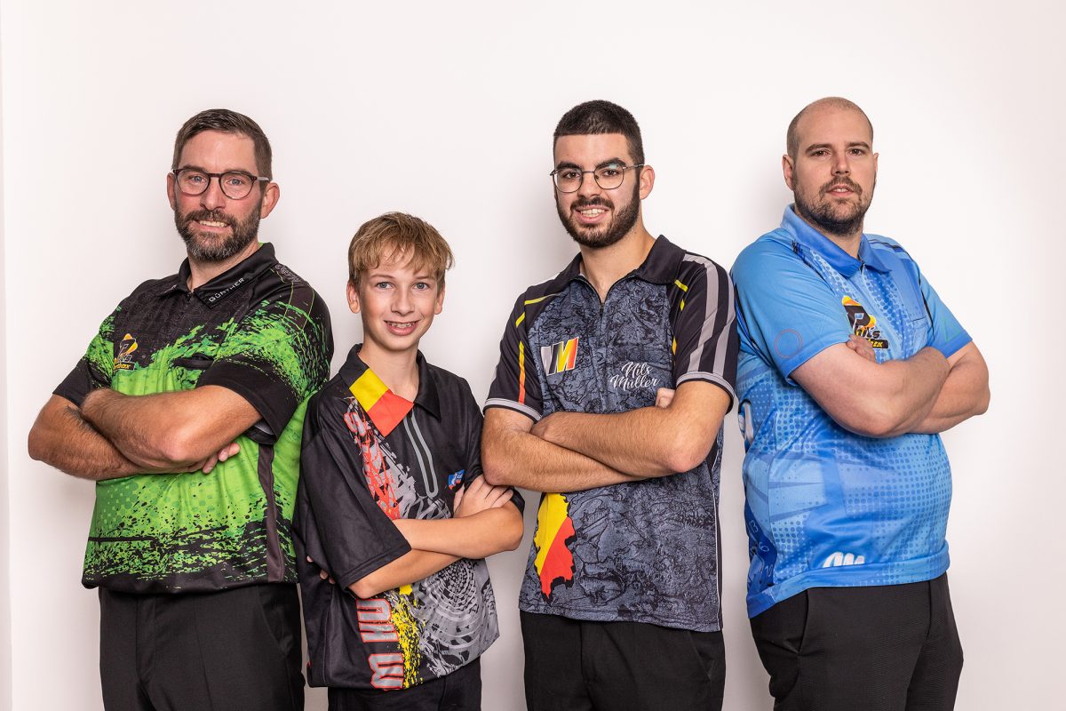 Die ostbelgischen Darts-Spieler Mario Jodozy, Max Probst, Nils Müller und Alain Scheiff