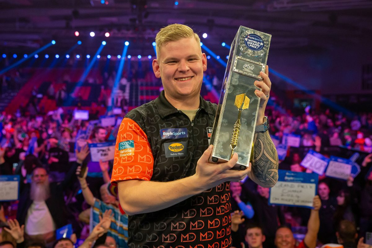 Mike De Decker gewinnt das Finale des World Grand Prix Darts gegen Titelverteidiger Luke Humphries