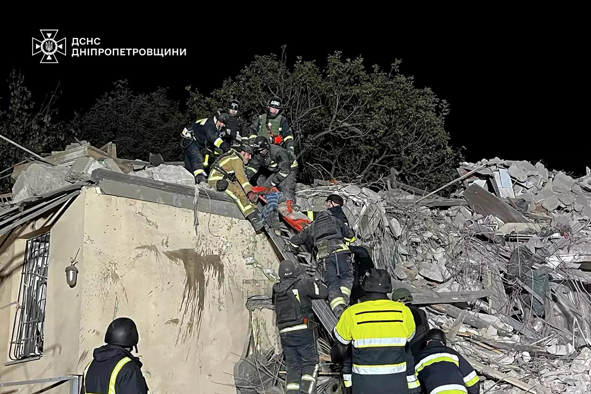 Rettungskräfte bei der Arbeit am Ort eines russischen Luftangriffs in Dnipro in der Ostukraine