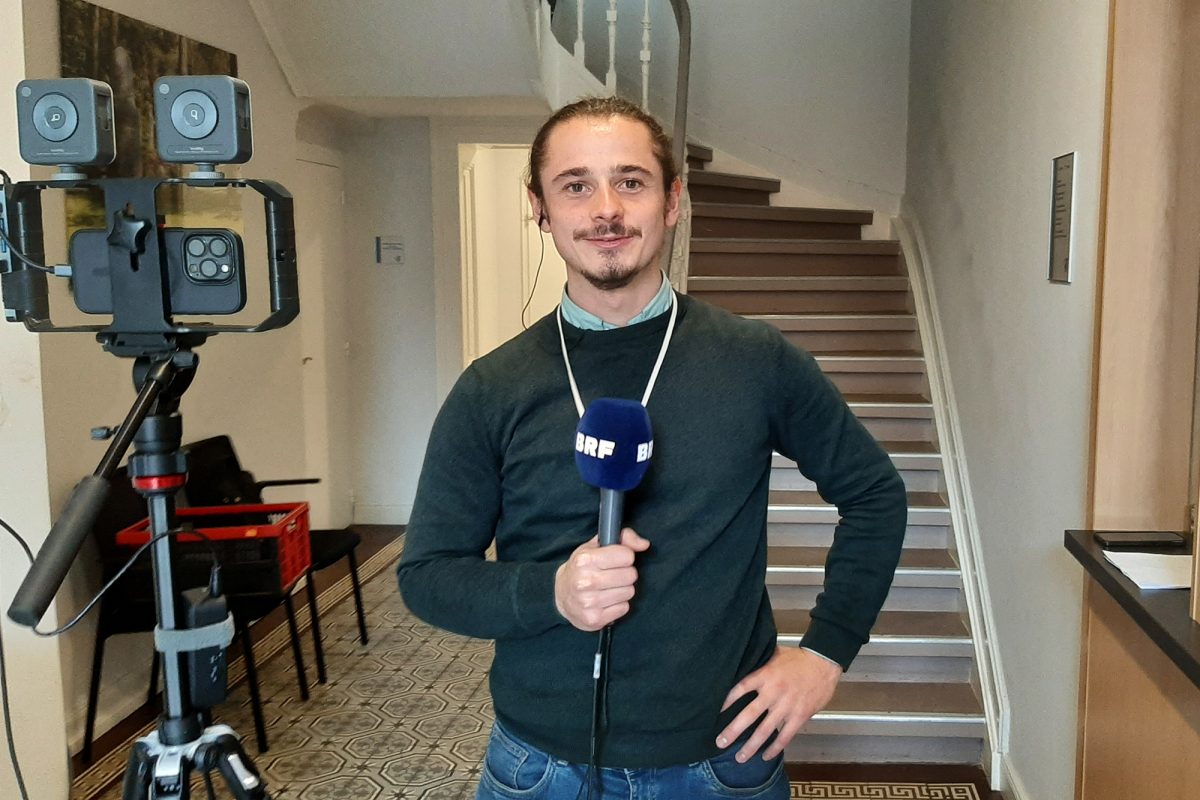 BRF-Reporter Dogan Malicki im Rathaus der Gemeinde Lontzen in Herbesthal