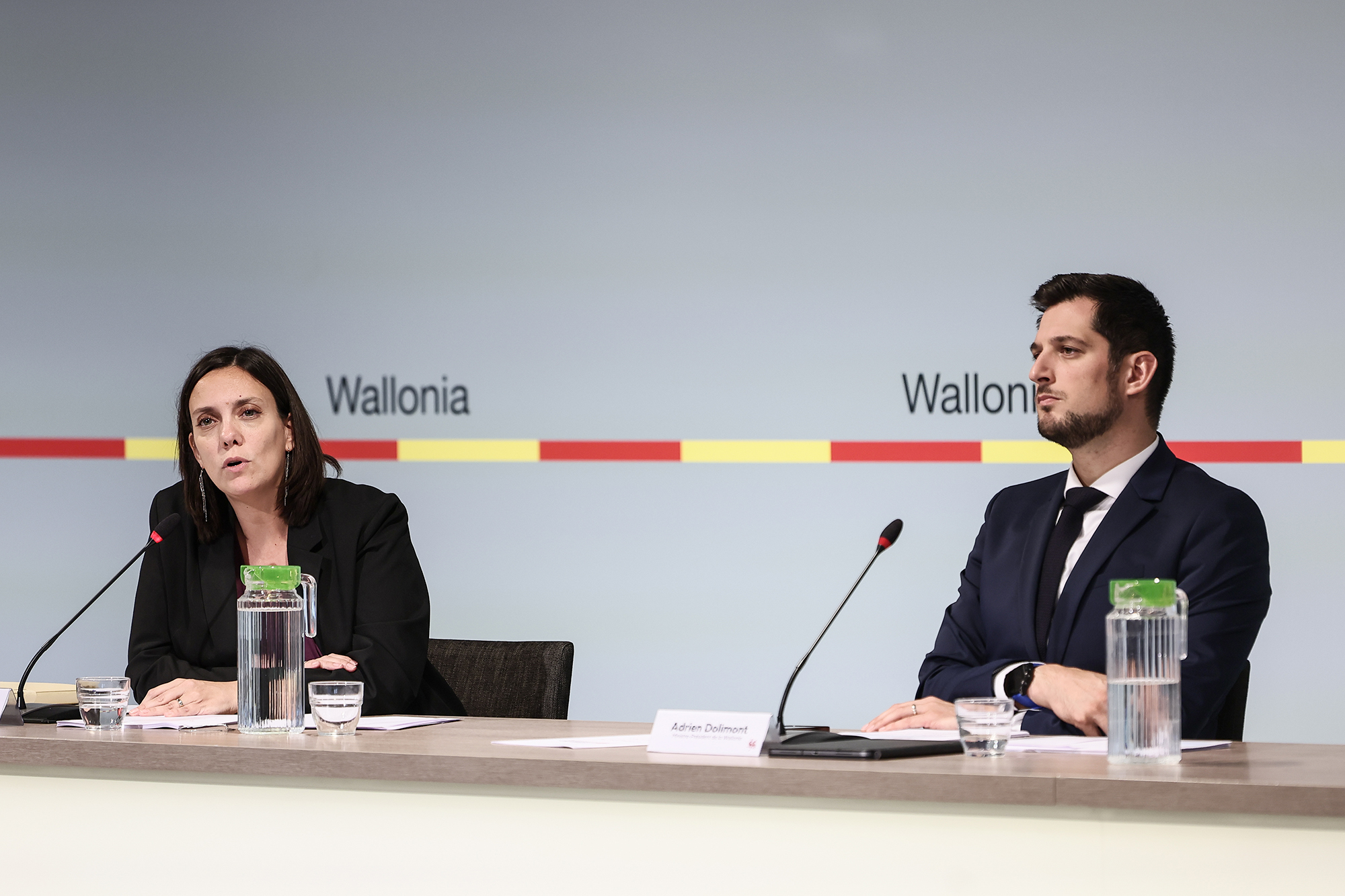 Elisabeth Degryse und Adrien Dolimont bei der Vorstellung der 2025er-Haushalte von Wallonischer Region und Französischer Gemeinschaft