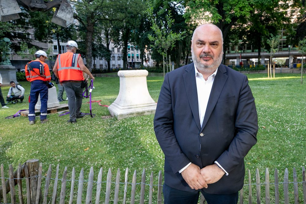 Der bisherige Bürgermeister von Ixelles, Christos Doulkeridis, steht vor einer Wiese