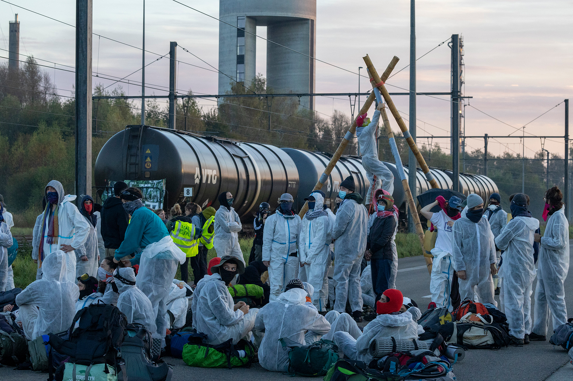 Protestaktion von Code Rouge vor dem TotalEnergies-Standort in Feluy