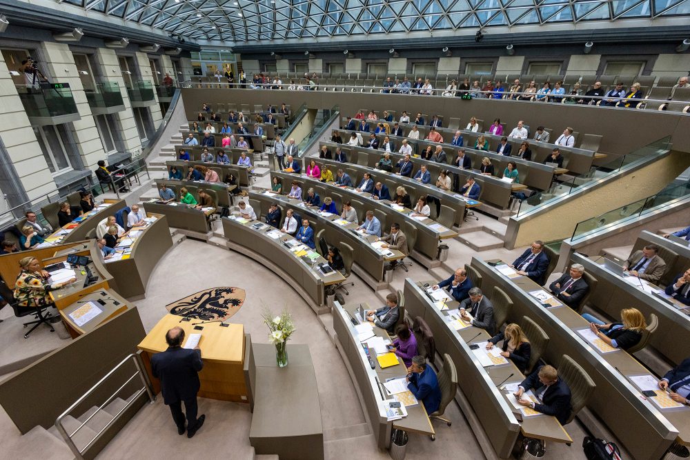 Der nahezu vollbesetzte Sitzungssaal des flämischen Regionalparlaments