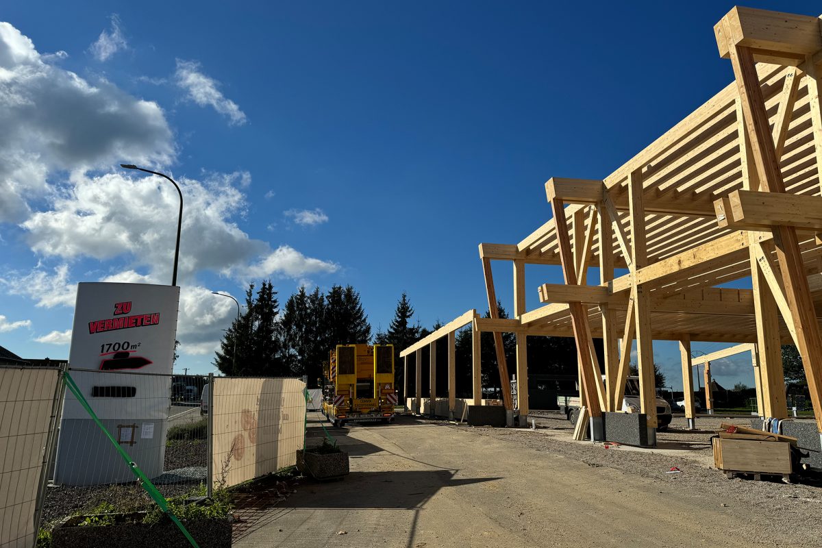 Das Holzaufbau zum neuen Fonk-Standort auf Metz steht zum Großteil