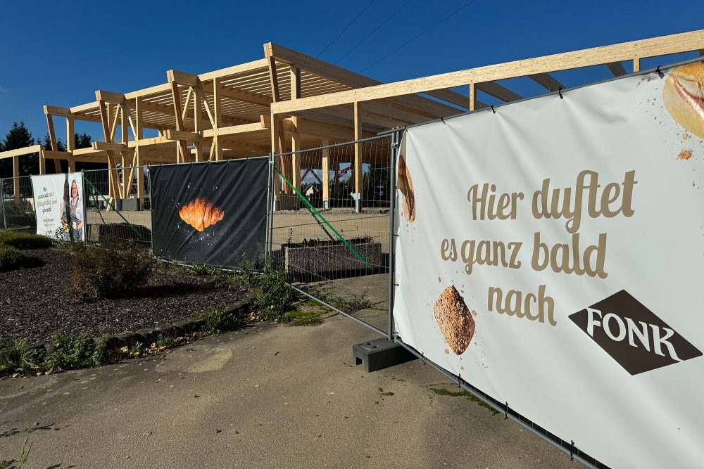 Vor der Baustelle sind Werbebanner der Bäckerei Fonk am Bauzaun angebracht