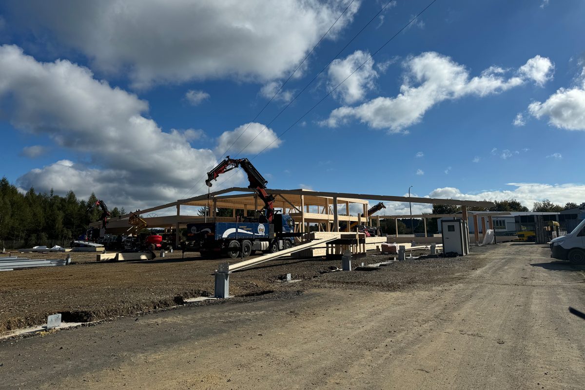 Das Holzaufbau zum neuen Fonk-Standort auf Metz steht zum Großteil