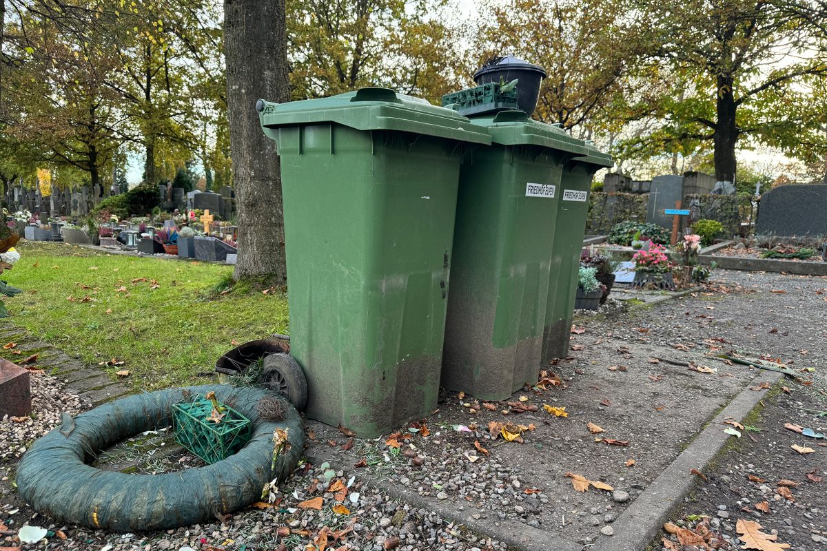 Abfalltonnen auf dem Eupener Friedhof