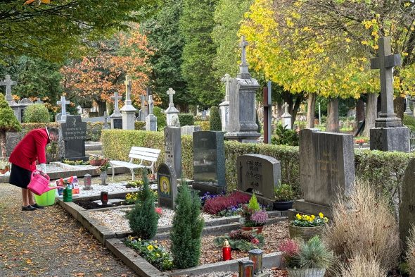 Menschen arbeiten an einem Grab auf dem Eupener Friedhof kurz vor Allerheiligen