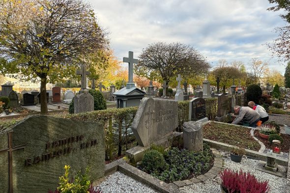 Menschen arbeiten an einem Grab auf dem Eupener Friedhof kurz vor Allerheiligen