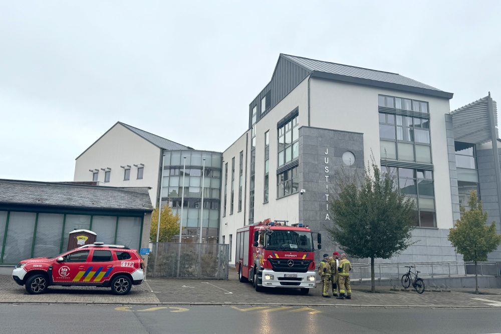 Gasalarm: Feuerwehrfahrzeuge vor dem Eupener Justizgebäude