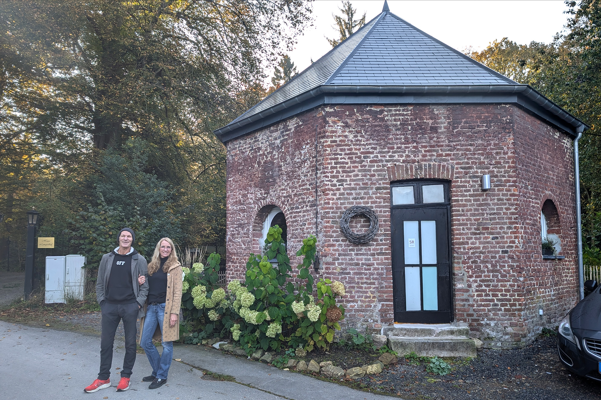 Boogie Hebel und Sylke Dohlen vor dem "Gasometer", der zur Ferienwohnung umgebaut wurde