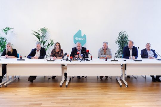 Die Mitglieder des Gemeindekollegiums von Ninove sitzen wenige Tage nach der Gemeinderatswahl im Oktober 2024 bei einer Pressekonferenz